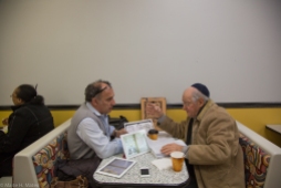 El Rabino Meyer Leifer experto en Judaísmo en uno de los numerosos encuentros con Ramón Abajo. El Rabino ha ayudado en la edición de los textos. Pese a ser una persona muy tradicional cree que las nuevas tecnologías son una herramienta para acercar a los jóvenes a la religión.